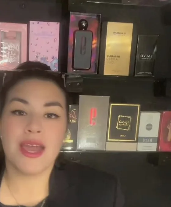 Rosy recomendando perfumes