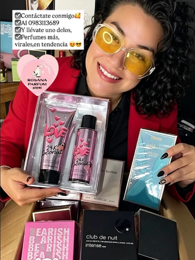 Rosy frente a su pared de perfumes